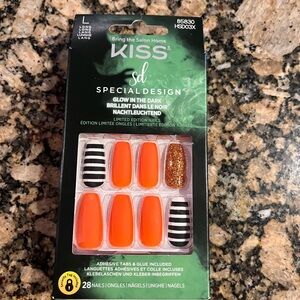 KISS Special Design Glow Nails - Orange and Black